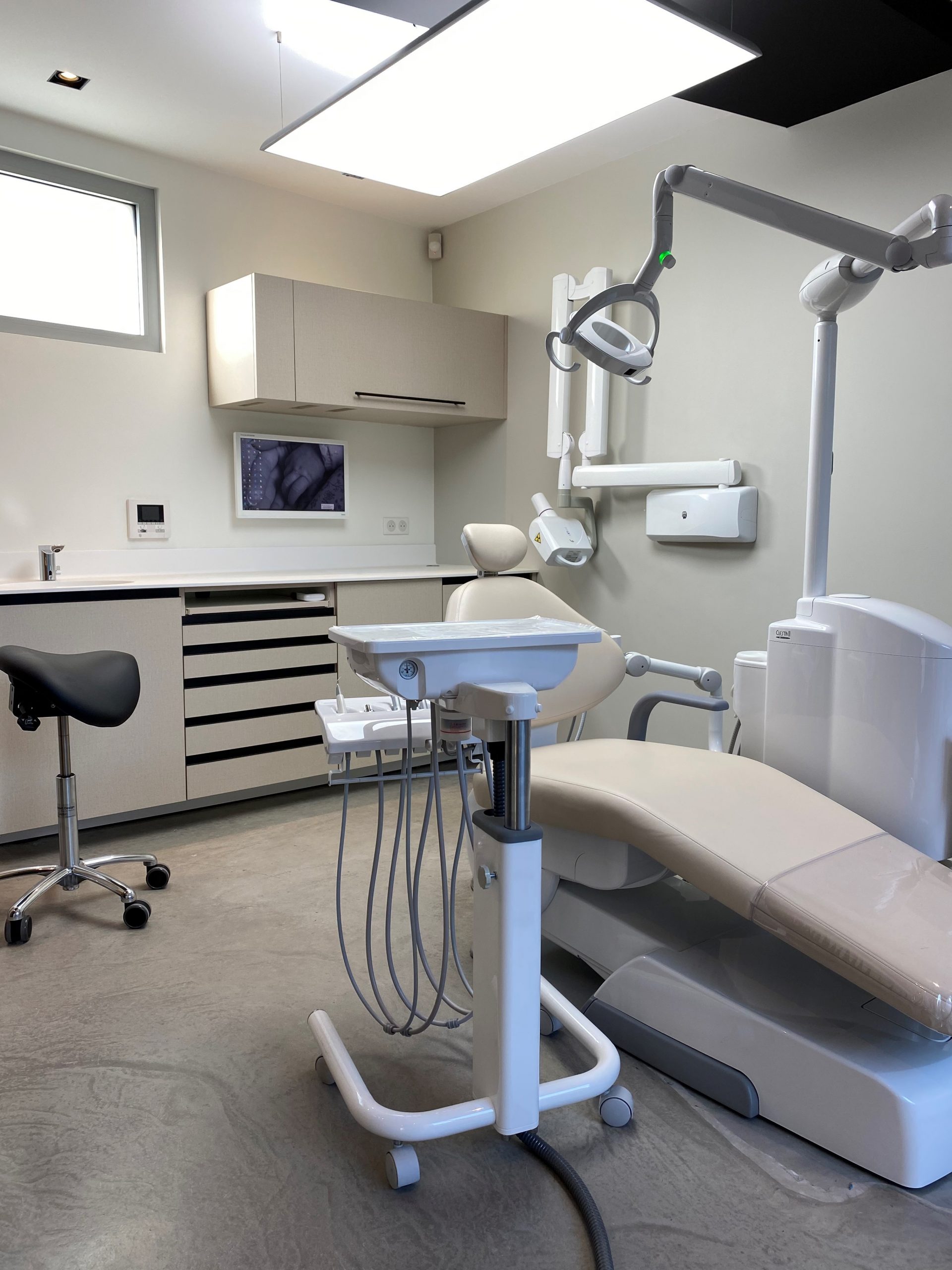 Cabinet Dentaire - Omnipratique WATIGNIES – 59 Installation d’un fauteuil dentaire CLESTA II COMPO III concept cart BELMONT. Et livraison d’une selle classique SUPPORT DESIGN.