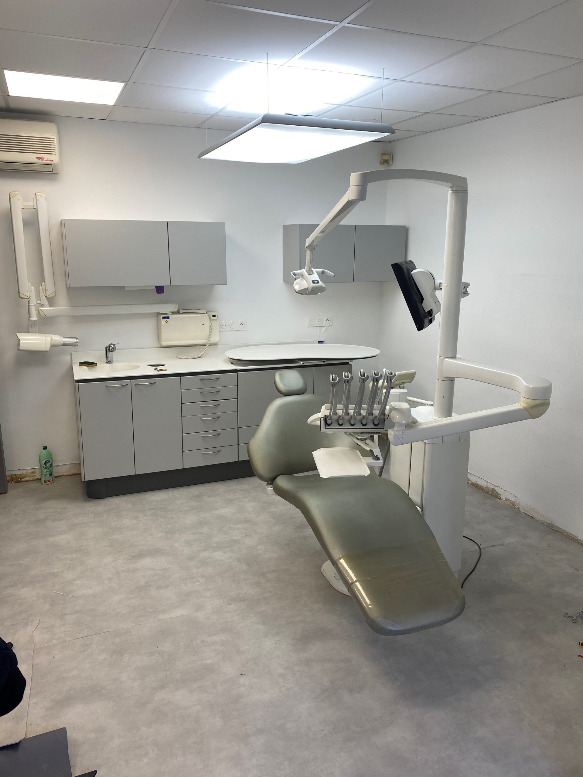Cabinet dentaire – Omnipratique Crépy en valois – 60 Déménagement d’une salle de soins comprenant un fauteuil PLANMECA, des meubles dentaires, et une radio murale.