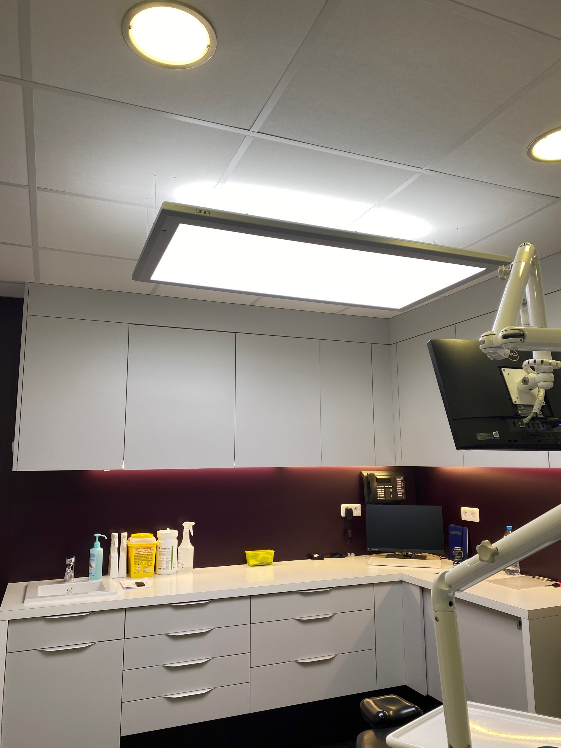 Cabinet orthodontiste RONCQ – 59 Remplacement de deux éclairages du jour par les éclairages ORA de chez ZENIUM. 