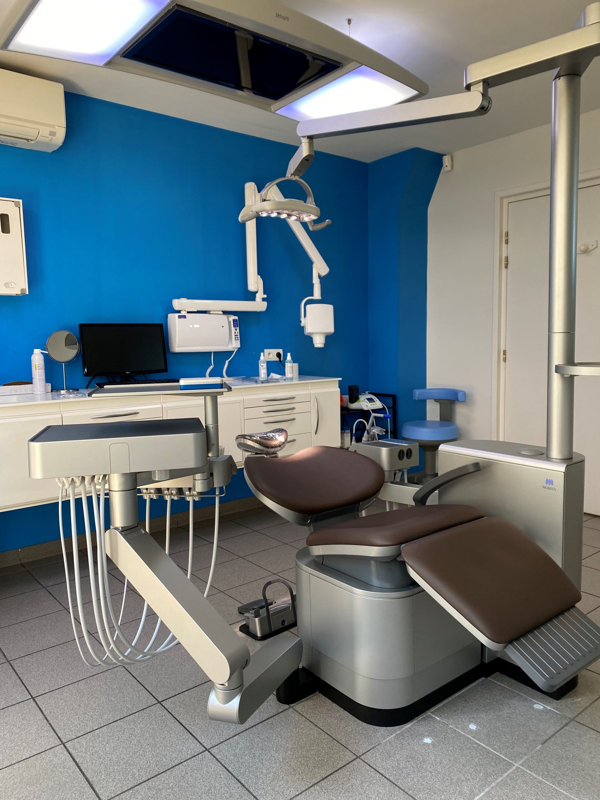 Cabinet dentaire – Omnipratique Lomme – 59 Création d’une salle de soins pour un collaborateur. Installation fauteuil ADEC reconditionné, scialytique plafond FARO. 